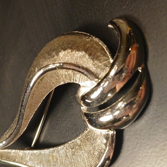 Vintage Silvertone Swirl Brooch Pin Womens Costume Jewelry - Picture 2 of 12